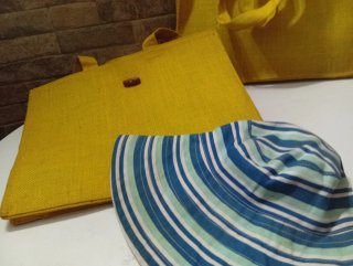 Bolsas de tela amarillas y gorra playera