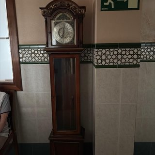 Reloj de pie antiguo de madera