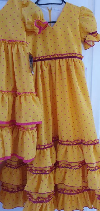 Trajes de flamenca amarillos con lunares