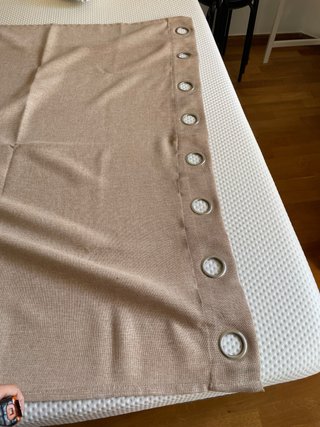 Dos cortinas beige de tela