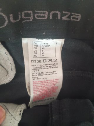Pantalón de equitación oscuro.