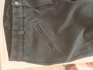 Pantalón de equitación oscuro.