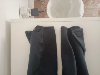 Pantalón de equitación oscuro.