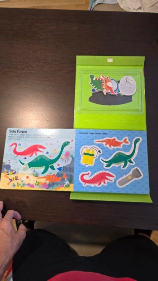 Juguem amb Dinosaures – llibre joc amb peces puzle