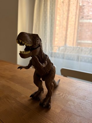 Dinosaurio de juguete con sonido