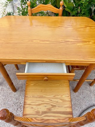 Mesa y 4 sillas de madera en muy buen estado