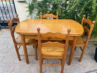 Mesa y 4 sillas de madera en muy buen estado