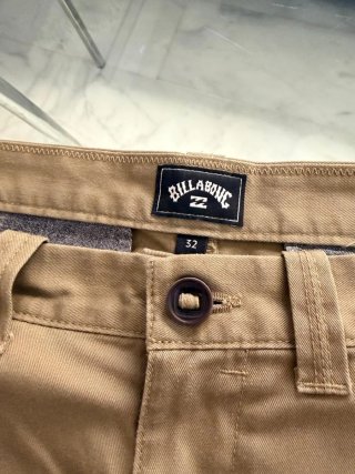Bermuda Billabong beige/caqui de algodón. Talla 42