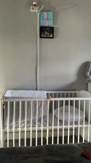 Cuna, colchón, sábana y protector