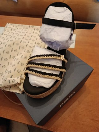 Sandalias POPA cuña negras y beige