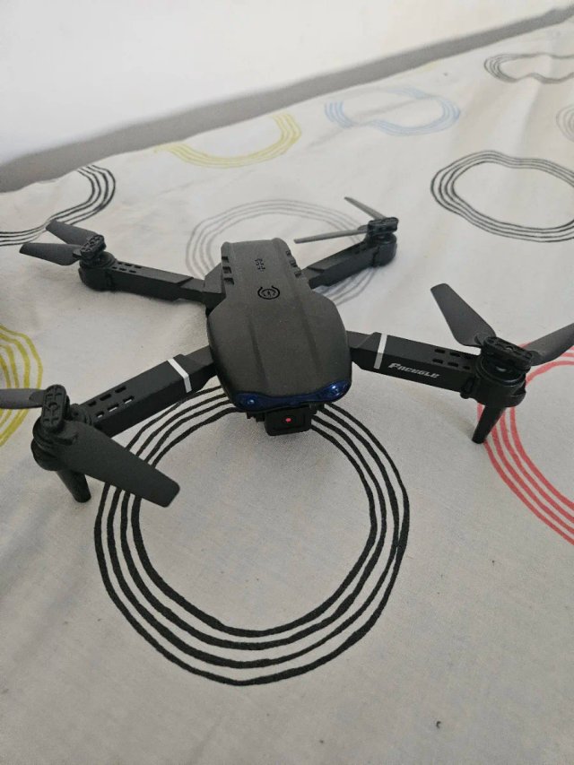 Dron E88 Negro con Maletín y Mando