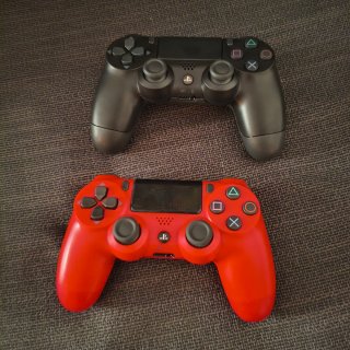 2 Controller PS4 Nero e Rosso + Cavi Nuovi