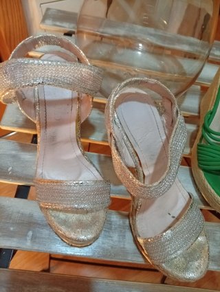 Sandalias cuña plateadas para playa