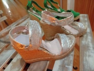 Sandalias cuña plateadas para playa