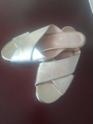 Sandalias doradas de piel