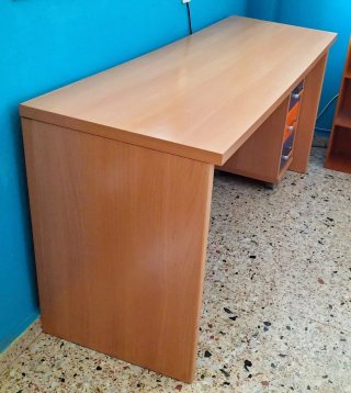 Amplia mesa de escritorio y cajonera con ruedas