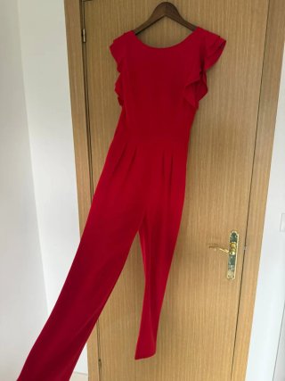 Mono rojo con volantes