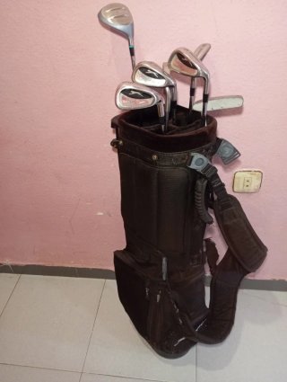Bolsa de golf Titleist con palos