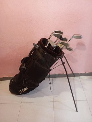 Bolsa de golf Titleist con palos