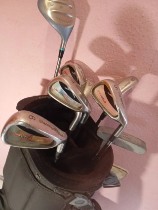 Bolsa de golf Titleist con palos