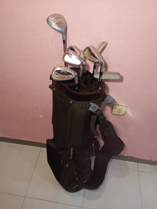 Bolsa de golf Titleist con palos