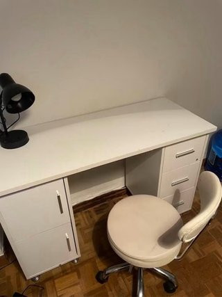 Mesita escritorio/uñas con silla