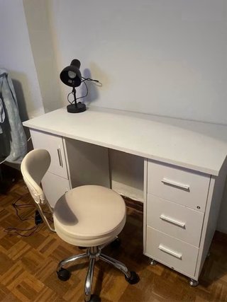 Mesita escritorio/uñas con silla