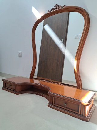 Tocador con espejo de madera