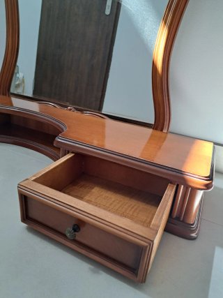 Tocador con espejo de madera