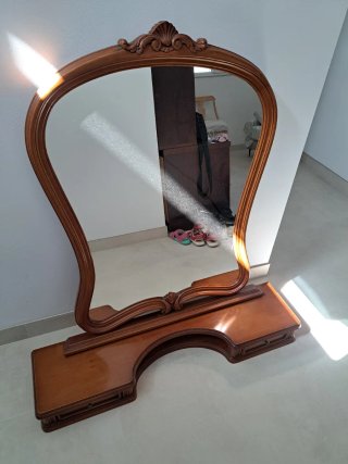 Tocador con espejo de madera