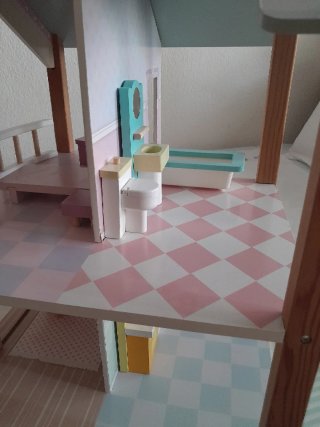 Casa de muñecas de madera cuidada