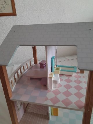 Casa de muñecas de madera cuidada