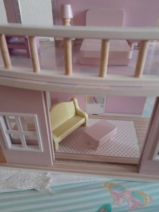 Casa de muñecas de madera cuidada
