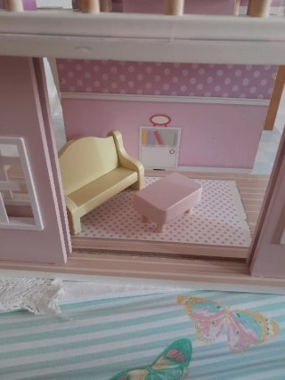 Casa de muñecas de madera cuidada