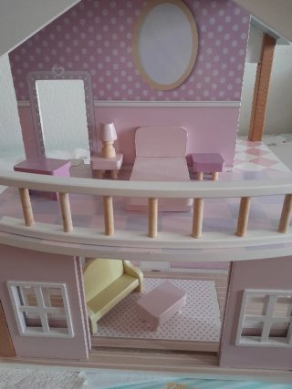Casa de muñecas de madera cuidada
