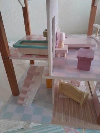 Casa de muñecas de madera cuidada
