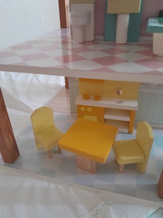 Casa de muñecas de madera cuidada