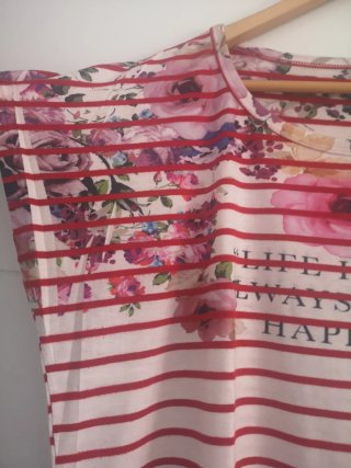 Camiseta De Rayas Blanco Y Rojo.