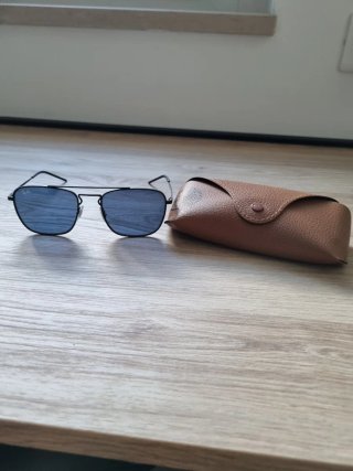 Occhiali da sole Ray-Ban neri e blu