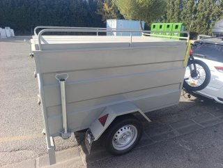 Remolque con tapa abatible
