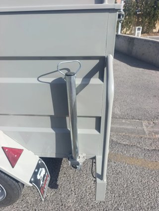 Remolque con tapa abatible
