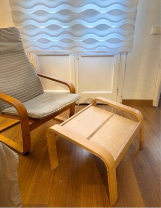 Butaca y reposapiés madera y tela