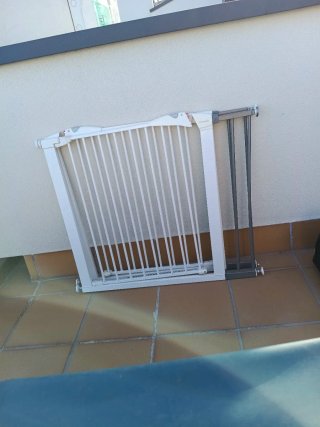 Puerta de seguridad blanca