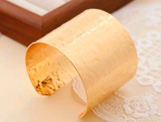 Brazalete ancho oro amarillo martillado