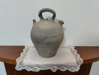 Botijo antiguo de barro artesanal