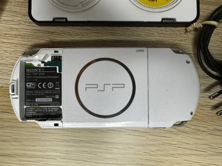 PSP 3000 Blanca Original + juegos 4 UMDs.