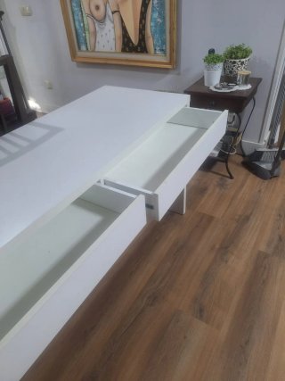 Escritorio blanco con cajones