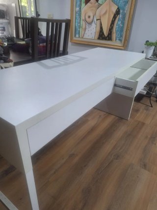 Escritorio blanco con cajones