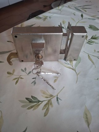 Cerradura Yale metálica