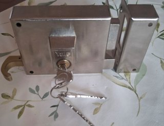 Cerradura Yale metálica